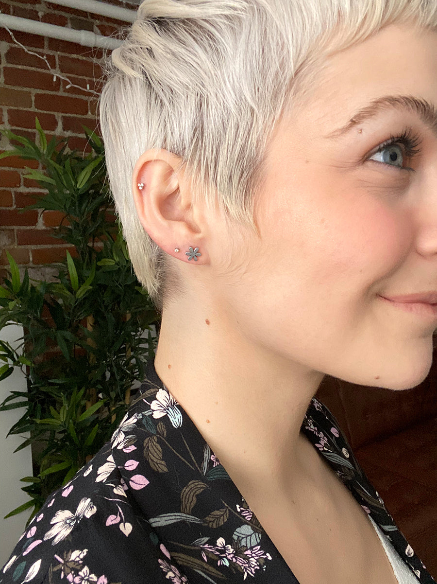 Clous d'oreilles Camélia